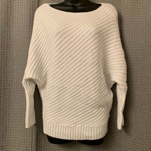 Jennifer Lopez brand white sweater. Size: XS